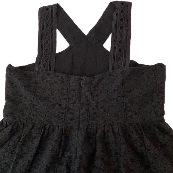 Stylish Black Dress with Lace Detail - Picture 6 of 16